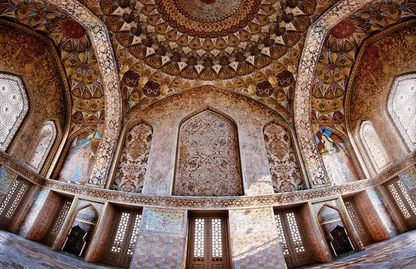 هندسه مقدس و رازهای گچ‌بری در عمارت حاج‌رسولی‌ها؛ تامل در طاق‌های کاخ سرهنگ